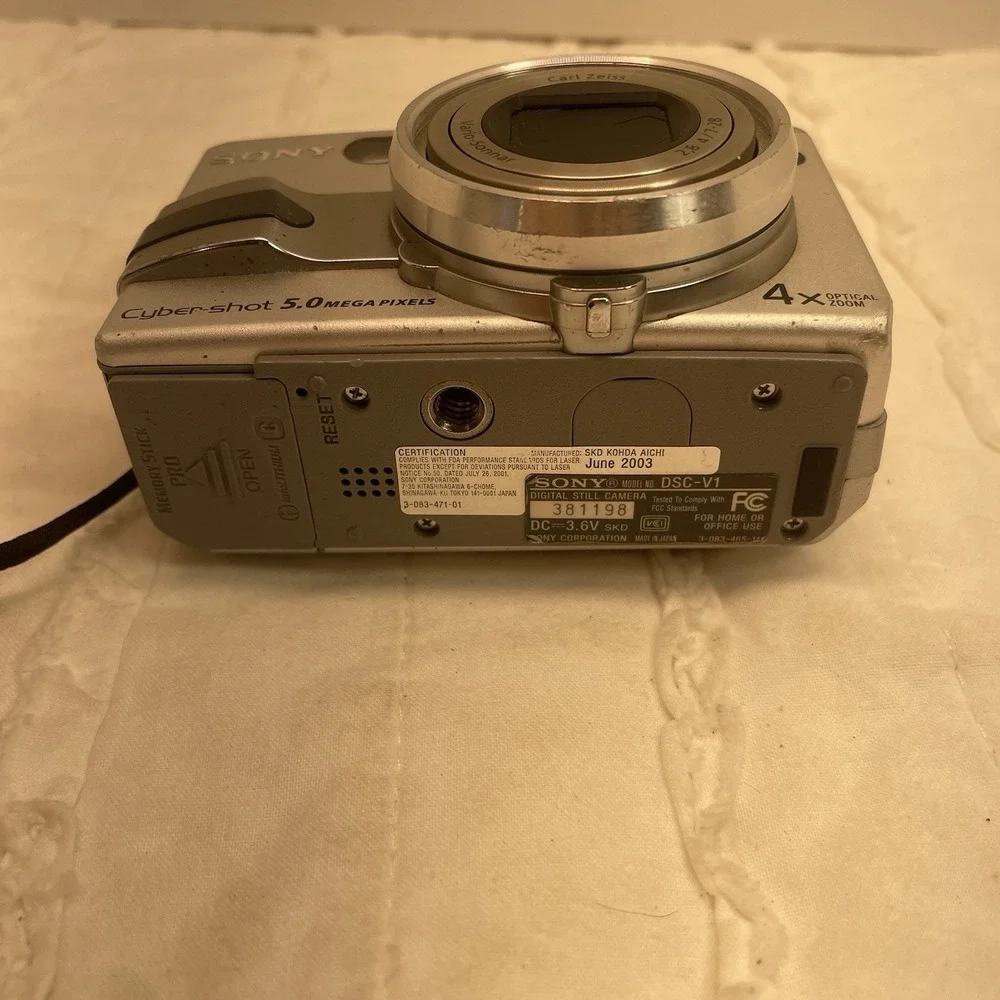 Sony‎ Digital Camera Cybershot DSC-V1 5.0MP w/Battery UNTESTED
